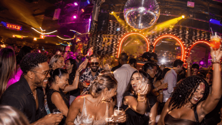 Soiree dansante sous boule à facettes